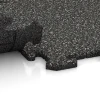 Le gros plan sur le système de connexion des revêtements de sol WARCO 0138 - Tapis de fitness 18 mm en couleur Granit gris foncé. Les dimensions 50 x 50 x 1,8 cm | 0,25 m².