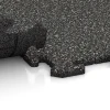 Le gros plan sur le système de connexion des revêtements de sol WARCO 0314 - Tapis de fitness 18 mm en couleur Granit gris foncé. Les dimensions 100 x 100 x 1,8 cm | 1,00 m².