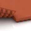 Großaufnahme vom Verbindungssystem von WARCO-Boden 3644 - Stallmatte Luxus im Farbdesign Ziegelrot. Abmessungen 100 × 50 × 5,5 cm.