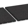 Großaufnahme vom Verbindungssystem von WARCO-Boden 0526 - Lastra di protezione murale im Farbdesign Antracite. Abmessungen 500 x 500 x 25 mm.