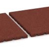 Großaufnahme vom Verbindungssystem von WARCO-Boden 3966 - Piastra da pavimento per cani im Farbdesign Rosso mattone. Abmessungen 50 × 50 × 2,5 cm.