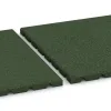 Großaufnahme vom Verbindungssystem von WARCO-Boden 0528 - Lastra di protezione murale im Farbdesign Verde erba. Abmessungen 500 x 500 x 25 mm.