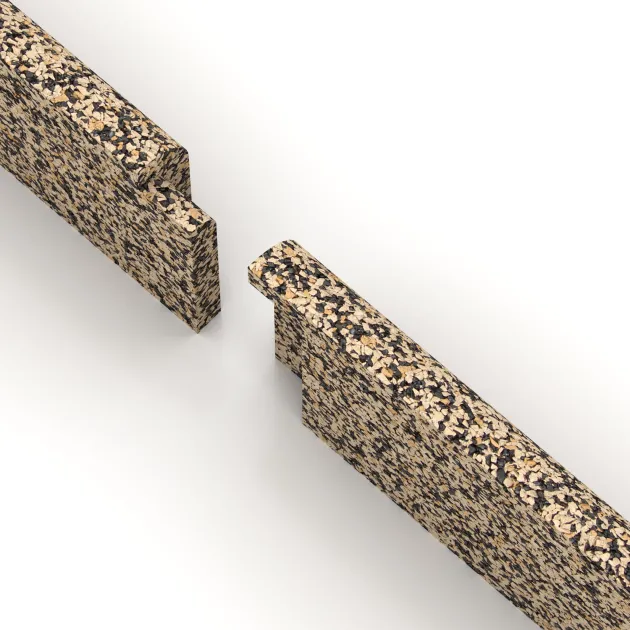 Großaufnahme vom Verbindungssystem von WARCO-Boden 2249 - Battiscopa im Farbdesign Travertino. Abmessungen 750 x 80 x 20 mm.