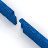 Le gros plan sur le système de connexion des revêtements de sol WARCO 4296 - Plinthe en couleur Bleu Gentiane. Les dimensions 750 x 80 x 20 mm.