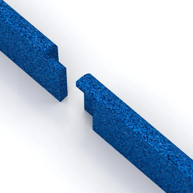 Le gros plan sur le système de connexion des revêtements de sol WARCO 4296 - Plinthe en couleur Bleu Gentiane. Les dimensions 750 x 80 x 20 mm.