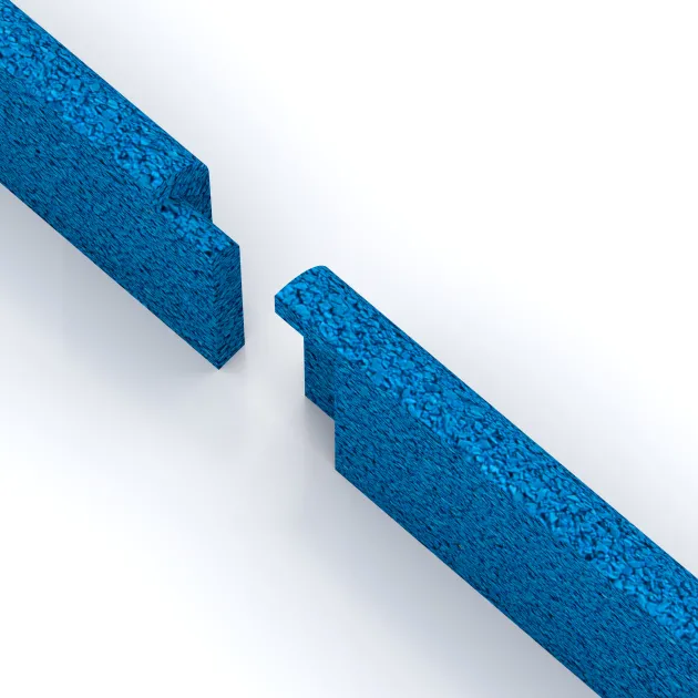 Le gros plan sur le système de connexion des revêtements de sol WARCO 4290 - Plinthe en couleur Bleu ciel. Les dimensions 750 x 80 x 20 mm.