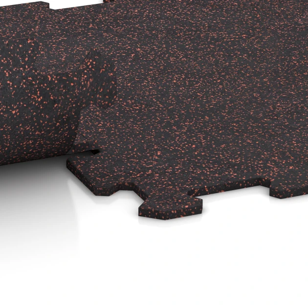 Großaufnahme vom Verbindungssystem von WARCO-Boden 0912 - Fitnessboden Kompakt im Farbdesign Leicht Rot Gesprenkelt. Abmessungen 485 x 485 x 8 mm | 0,235 m².