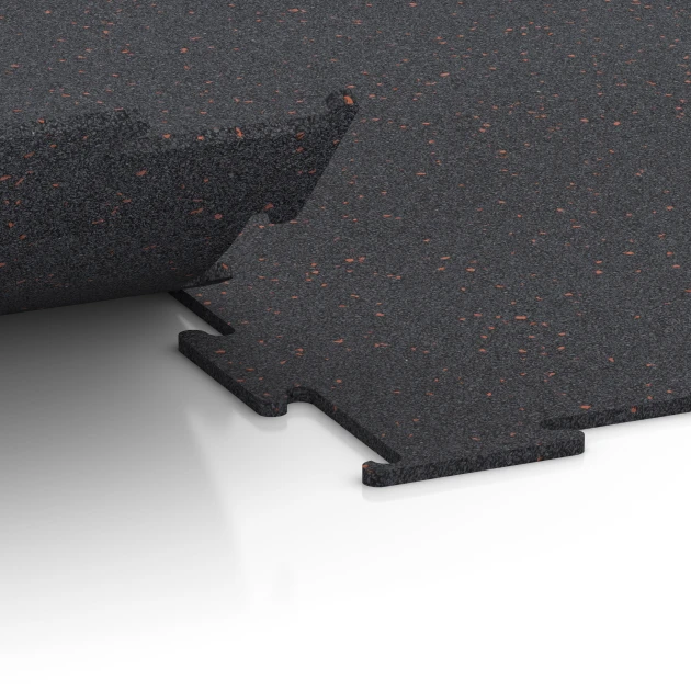 Le gros plan sur le système de connexion des revêtements de sol WARCO 6450 - Sol de Fitness Compact en couleur Rouge doux moucheté. Les dimensions 100 × 100 × 0,8 cm.