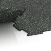 Großaufnahme vom Verbindungssystem von WARCO-Boden 6453 - Fitnessboden Kompakt im Farbdesign Leicht Grün Gesprenkelt. Abmessungen 100 × 100 × 0,8 cm.