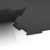 Le gros plan sur le système de connexion des revêtements de sol WARCO 6455 - Sol de Fitness Compact en couleur Anthracite. Les dimensions 50 × 50 × 0,8 cm.