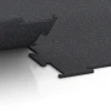 Großaufnahme vom Verbindungssystem von WARCO-Boden 6456 - Pavimento Fitness Compatto im Farbdesign Rosso leggermente punteggiato. Abmessungen 50 × 50 × 0,8 cm.