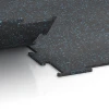 Großaufnahme vom Verbindungssystem von WARCO-Boden 6457 - Pavimento Fitness Compatto im Farbdesign Azzurro leggermente punteggiato. Abmessungen 50 × 50 × 0,8 cm.