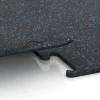 Großaufnahme vom Verbindungssystem von WARCO-Boden 3770 - Fitness Performance Elite Trainingsboden im Farbdesign Leicht Blau Gesprenkelt. Abmessungen 50 x 50 x 1,5 cm | 0,25 m².