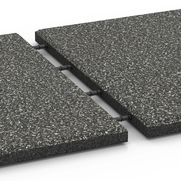 Großaufnahme vom Verbindungssystem von WARCO-Boden 6354 - Piastrella da terrazza Classic im Farbdesign Granito grigio scuro. Abmessungen 50 x 50 x 3 cm.