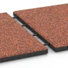 Großaufnahme vom Verbindungssystem von WARCO-Boden 6358 - Terrassenplatte Classic im Farbdesign Feuersglut. Abmessungen 50 x 50 x 3 cm.