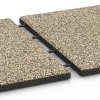 Großaufnahme vom Verbindungssystem von WARCO-Boden 6360 - Terrassenplatte Classic im Farbdesign Travertin. Abmessungen 50 x 50 x 3 cm.