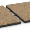 Großaufnahme vom Verbindungssystem von WARCO-Boden 6421 - Piastrella antitrauma – 90 cm im Farbdesign Rattan. Abmessungen 50 x 50 x 3 cm.
