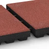 Le gros plan sur le système de connexion des revêtements de sol WARCO 6296 - Dalles amortissantes en couleur Rouge tomate. Les dimensions 50 x 50 x 7 cm.