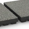 Großaufnahme vom Verbindungssystem von WARCO-Boden 6441 - Fallschutzplatte – 210 cm im Farbdesign Grauer Granit. Abmessungen 50 x 50 x 7 cm.