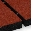 Großaufnahme vom Verbindungssystem von WARCO-Boden 6205 - Fallschutzplatten im Farbdesign Ziegelrot. Abmessungen 50 x 50 x 8 cm.