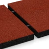 Le gros plan sur le système de connexion des revêtements de sol WARCO 6201 - Dalles amortissantes en couleur Rouge brique. Les dimensions 50 x 50 x 6 cm.