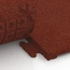 Großaufnahme vom Verbindungssystem von WARCO-Boden 7053 - Piastrella in gomma Linea im Farbdesign Rosso mattone. Abmessungen 50 x 50 x 3 cm | 0,25 m².