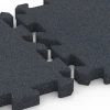 Großaufnahme vom Verbindungssystem von WARCO-Boden 6996 - Fitness Bodenschutzmatte im Farbdesign Schiefergrau. Abmessungen 50 x 50 x 4 cm | 0,25 m².