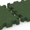 Großaufnahme vom Verbindungssystem von WARCO-Boden 6311 - Fallschutz-Puzzlematte im Farbdesign Grasgrün. Abmessungen 50 x 50 x 6 cm | 0,25 m².