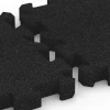 Großaufnahme vom Verbindungssystem von WARCO-Boden 6305 - Fallschutz-Puzzlematte im Farbdesign Anthrazit. Abmessungen 50 x 50 x 5 cm | 0,25 m².