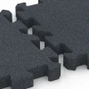 Großaufnahme vom Verbindungssystem von WARCO-Boden 6404 - Piastrella antitrauma – 190 cm im Farbdesign Grigio ardesia. Abmessungen 50 x 50 x 5 cm | 0,25 m².