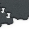 Le gros plan sur le système de connexion des revêtements de sol WARCO 6323 - Tapis de protection de sol fitness en couleur Anthracite. Les dimensions 102,5 x 102,5 x 2,5 cm | 1,05 m².