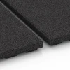 Le gros plan sur le système de connexion des revêtements de sol WARCO 6387 - Tapis d’écurie Luxe en couleur Anthracite. Les dimensions 100 x 100 x 4,5 cm | 1,00 m².