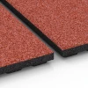Großaufnahme vom Verbindungssystem von WARCO-Boden 6388 - Tappeto in gomma per box cavalli Premium im Farbdesign Rosso mattone. Abmessungen 100 x 100 x 4,5 cm | 1,00 m².