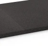 Le gros plan sur le système de connexion des revêtements de sol WARCO 6484 - Dalle de sous-couche Cl. 2 en couleur Anthracite. Les dimensions 52 x 52 x 2,7 cm.