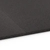 Großaufnahme vom Verbindungssystem von WARCO-Boden 6656 - Lastra di sottofondo Cl. 3 im Farbdesign Antracite. Abmessungen 104 x 104 x 1,8 cm.