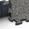 Le gros plan sur le système de connexion des revêtements de sol WARCO 6760 - Dalle bord de piscine en couleur Granit gris foncé. Les dimensions 44,6 x 44,6 x 1,8 cm.