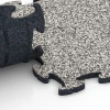 Großaufnahme vom Verbindungssystem von WARCO-Boden 6752 - Pavimentazione antitrauma im Farbdesign Granito grigio. Abmessungen 44,6 x 44,6 x 1,8 cm.