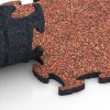 Großaufnahme vom Verbindungssystem von WARCO-Boden 6764 - Pavimento bordo piscina im Farbdesign Etna. Abmessungen 44,6 x 44,6 x 1,8 cm.