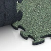 Großaufnahme vom Verbindungssystem von WARCO-Boden 6825 - Fitness Active Floor System im Farbdesign Englischer Rasen. Abmessungen 44,6 x 44,6 x 1,8 cm.