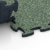 Großaufnahme vom Verbindungssystem von WARCO-Boden 6897 - Hundesportboden Indoor im Farbdesign Englischer Rasen. Abmessungen 44,6 x 44,6 x 1,8 cm.