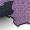 Großaufnahme vom Verbindungssystem von WARCO-Boden 6864 - Fitness Max Floor System im Farbdesign Lavanda. Abmessungen 44,6 x 44,6 x 1,8 cm.