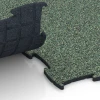 Großaufnahme vom Verbindungssystem von WARCO-Boden 6906 - Hundesportboden Indoor im Farbdesign Englischer Rasen. Abmessungen 97,1 x 97,1 × 1,8 cm.