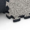 Großaufnahme vom Verbindungssystem von WARCO-Boden 6932 - Pavimentazione antitrauma puzzle im Farbdesign Granito grigio. Abmessungen 44,6 x 44,6 × 2,8 cm.