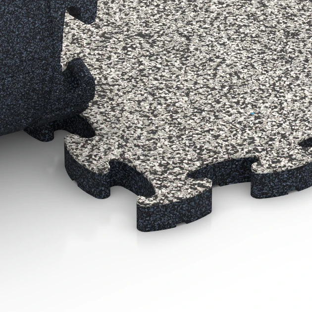 Großaufnahme vom Verbindungssystem von WARCO-Boden 6932 - Pavimentazione antitrauma puzzle im Farbdesign Granito grigio. Abmessungen 44,6 x 44,6 × 2,8 cm.