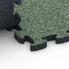 Großaufnahme vom Verbindungssystem von WARCO-Boden 6933 - Pavimentazione antitrauma puzzle im Farbdesign Prato inglese. Abmessungen 44,6 x 44,6 × 2,8 cm.