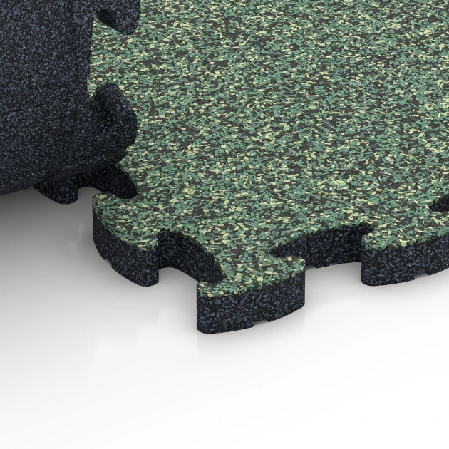 Großaufnahme vom Verbindungssystem von WARCO-Boden 6933 - Fallschutz Puzzlematte im Farbdesign Englischer Rasen. Abmessungen 44,6 x 44,6 × 2,8 cm.