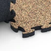 Großaufnahme vom Verbindungssystem von WARCO-Boden 6934 - Pavimentazione antitrauma puzzle im Farbdesign Terracotta. Abmessungen 44,6 x 44,6 × 2,8 cm.