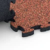 Großaufnahme vom Verbindungssystem von WARCO-Boden 6935 - Pavimentazione antitrauma puzzle im Farbdesign Etna. Abmessungen 44,6 x 44,6 × 2,8 cm.