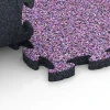 Großaufnahme vom Verbindungssystem von WARCO-Boden 6936 - Pavimentazione antitrauma puzzle im Farbdesign Lavanda. Abmessungen 44,6 x 44,6 × 2,8 cm.