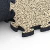 Großaufnahme vom Verbindungssystem von WARCO-Boden 6937 - Pavimentazione antitrauma puzzle im Farbdesign Travertino. Abmessungen 44,6 x 44,6 × 2,8 cm.
